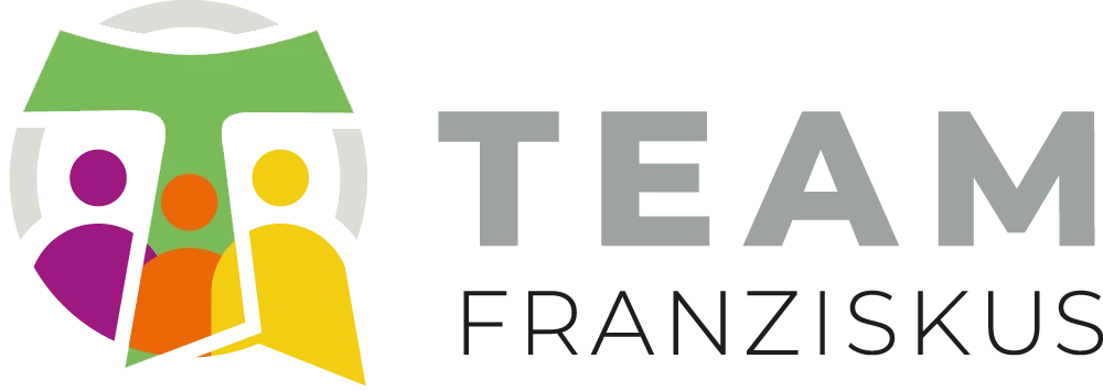 Das Logo zeigt ein stilisiertes grünes Tau-Kreuz mit vier farbigen, abstrakten Figuren in Lila, Orange, Gelb und Weiß. Rechts daneben steht der Schriftzug „TEAM FRANZISKUS“, wobei „TEAM“ in grauen Großbuchstaben und „FRANZISKUS“ in schwarzen Großbuchstaben darunter dargestellt ist.