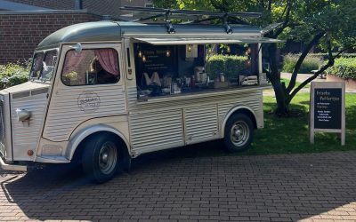 Poffertjes essen im eigenen Garten