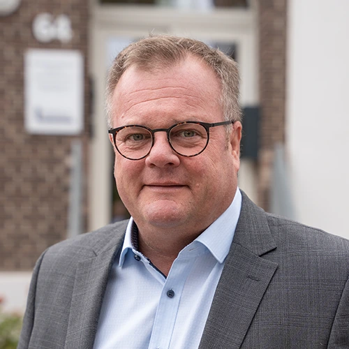 Porträt des Geschäftsführers der Franziskus GmbH Alexander Noack.