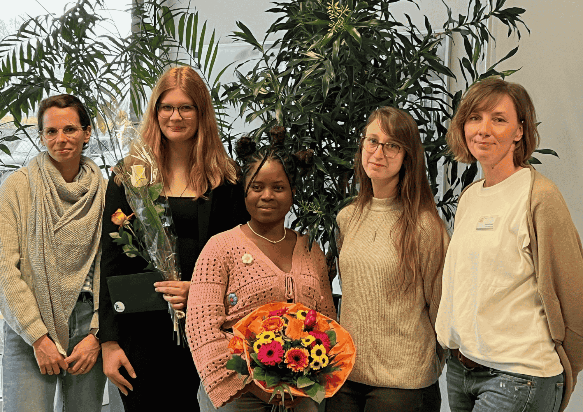 Abschluss zur Pflegeassistenz Wir gratulieren Aneka Drießen und Annik Dore herzlich zum erfolgreichen Abschluss zur Pflegeassistenz.