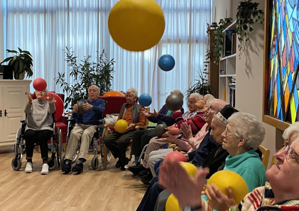 Gemeinsames Training zur Förderung von Mobilität und Beweglichkeit im Seniorenzentrum Franziskus-Haus Kleve.