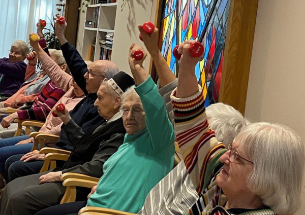 Gemeinsames Training zur Förderung von Mobilität und Beweglichkeit im Seniorenzentrum Franziskus-Haus Kleve.