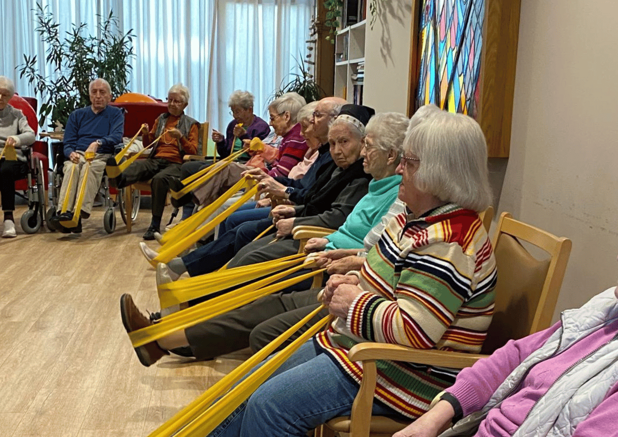 Gemeinsames Training zur Förderung von Mobilität und Beweglichkeit im Seniorenzentrum Franziskus-Haus Kleve.