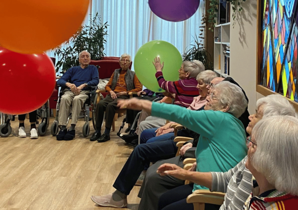 Gemeinsames Training zur Förderung von Mobilität und Beweglichkeit im Seniorenzentrum Franziskus-Haus Kleve.