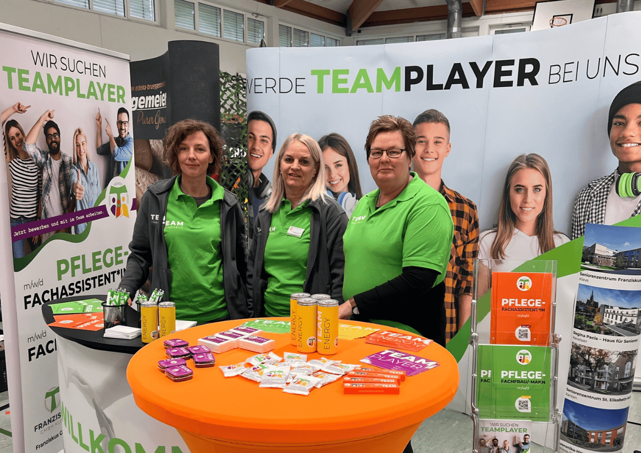 Mitarbeiter der Franziskus GmbH, die bei der Ausbildungsbörse "Ausbildung erLeben" in Kevelaer an ihrem Stand vertreten sind.