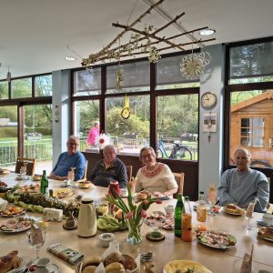Gemeinsamer Osterbrunch mit gedecktem Tisch