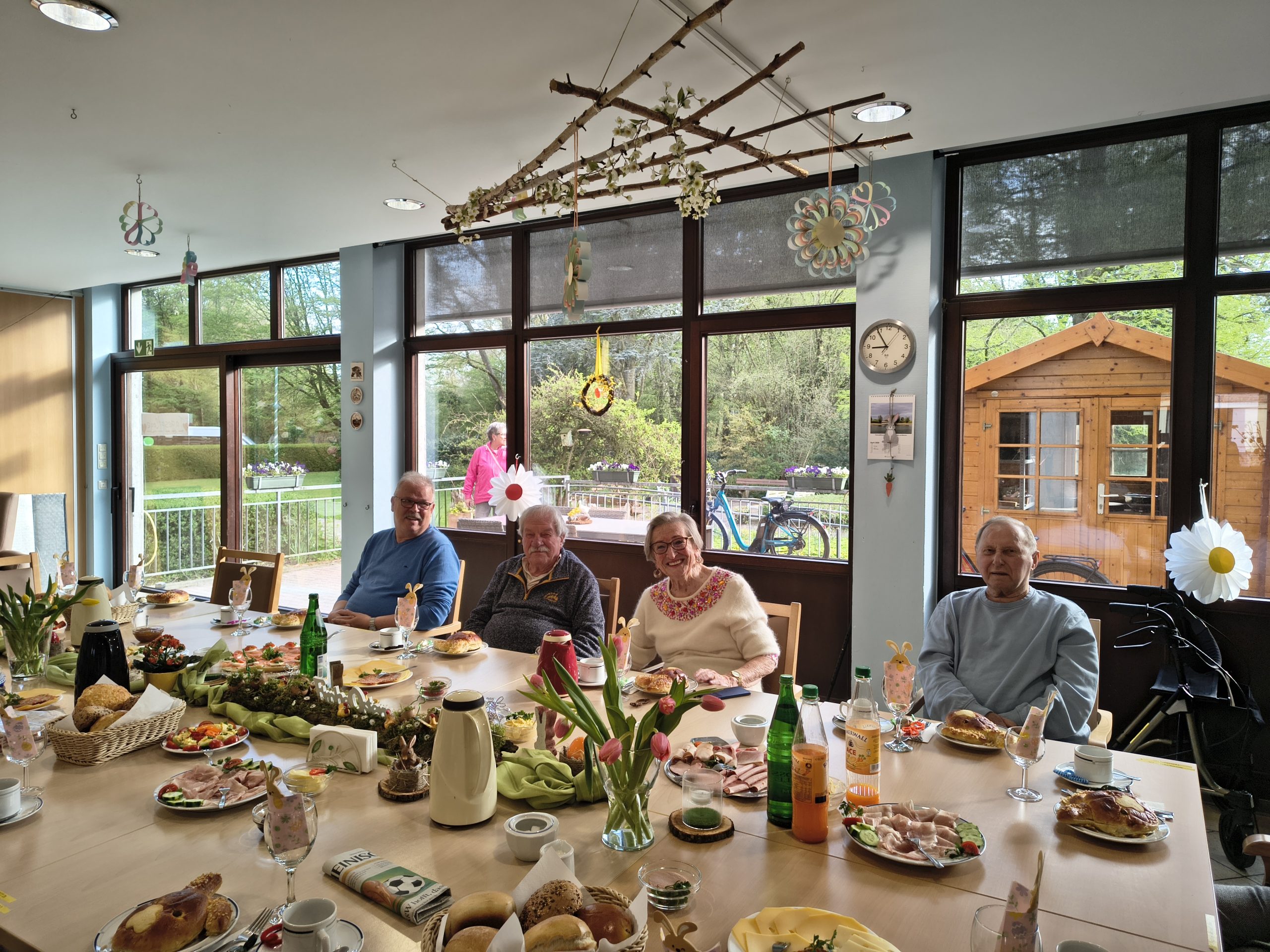 Gemeinsamer Osterbrunch mit gedecktem Tisch