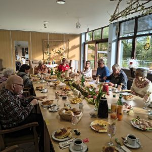 Gemeinsamer Osterbrunch mit gedecktem Tisch