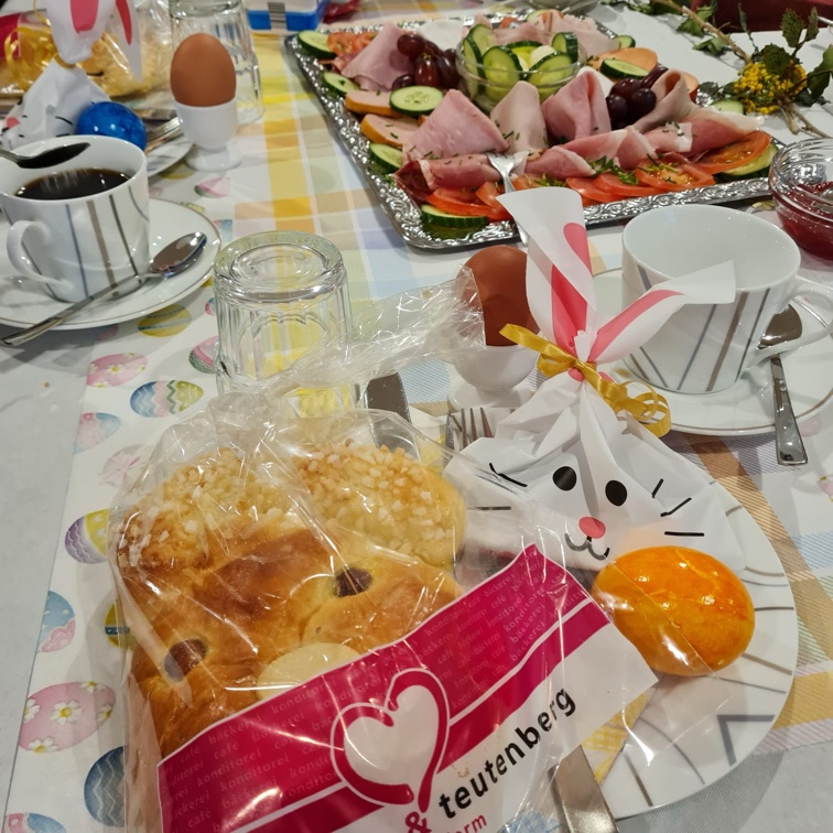 gedeckter Tisch für ein Osterbrunch