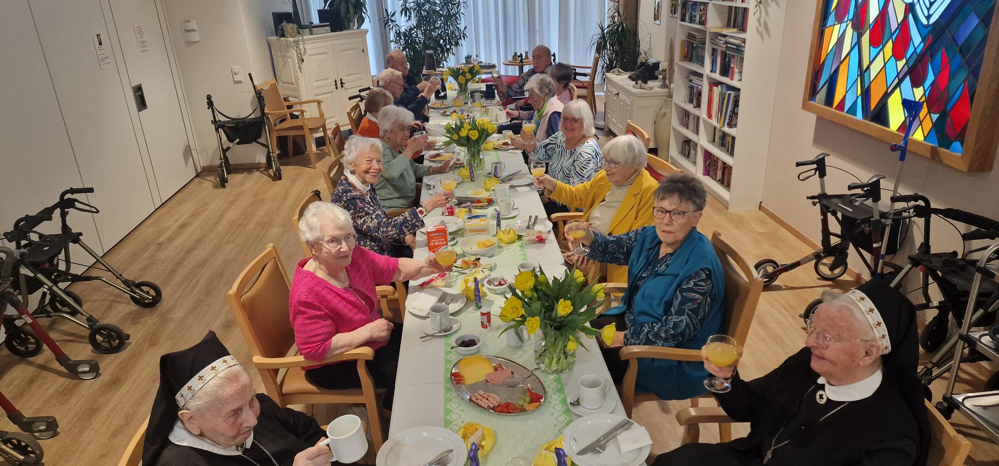 Senioren sitzen gemeinsam beim Frühstück