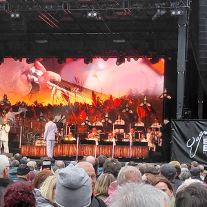Bewohnerinnen und Bewohner des St.-Elisabeth-Hauses besuchen ein Konzert der Big Band der Bundeswehr.