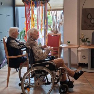 zwei Frauen schauen beim Vatertagskonzert zu
