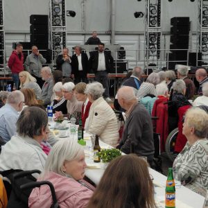 Senioren sitzen im Festzelt der Kevelaerer Kirmes