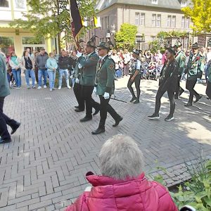 Dame schaut beim musikalischen Umzug zu