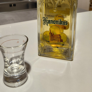 Bewohner genießen Xantener Domlikör bei einem geselligen Abend in der Franziskus GmbH.