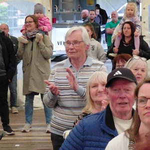 Fröhliche Seniorin im Festzelt am Klatschen