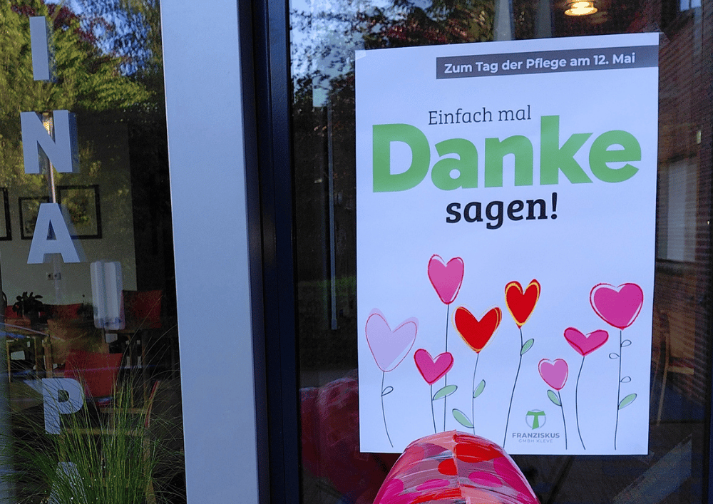 Plakat am Eingang des Regina Pacis Hauses Kevelaer mit der Aufschrift „Einfach mal Danke sagen!“ zum Tag der Pflege am 12. Mai