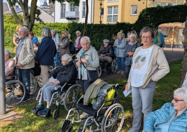 Teilnehmende der Domwallfahrt aus dem St. Elisabeth-Haus Xanten während der Messe im Xantener Dom, viele Personen sitzen in den Kirchenbänken und im Rollstuhl vor dem Altar