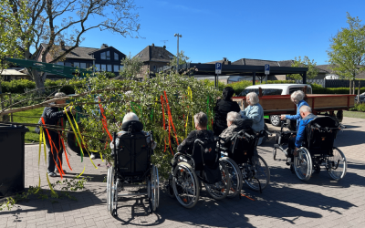 Gemeinsames Maibaumsetzen am Veronika‑Haus
