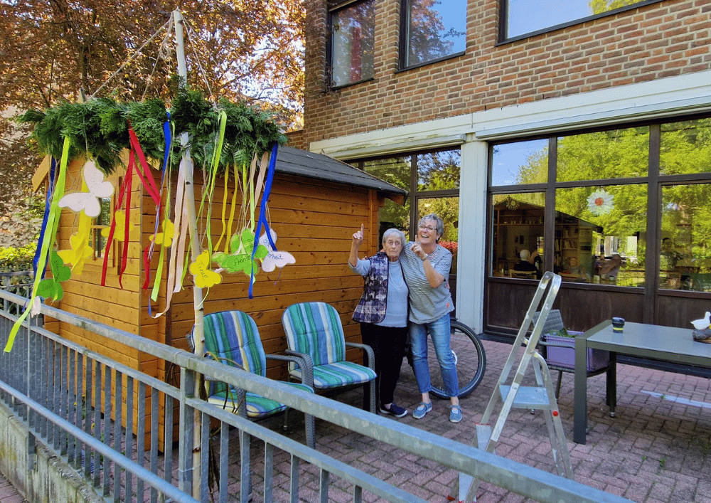 Wünsche zum Mai: Geschmückter Maibaum im Franziskus‑Haus Kleve Bewohner befestigen bunte Schmetterlinge mit Wünschen am geschmückten Maibaum im Franziskus‑Haus Kleve