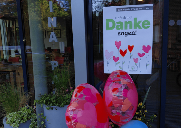 Eingangsbereich des Regina Pacis Hauses in Kevelaer mit Plakat „Einfach mal Danke sagen“ und Herzluftballons zum Tag der Pflege