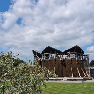Gradierwerk im Kurpark mit gepflegter Grünanlage und blauem Himmel.