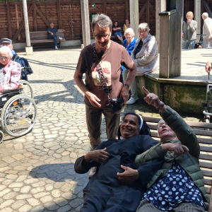Zwei Personen entspannen gemeinsam auf einer Liegebank im Gradierwerk.