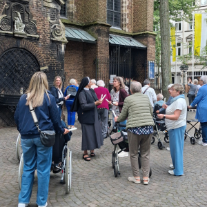Seniorengruppe vor einer Kirche vor dem Betreten des Gebäudes.