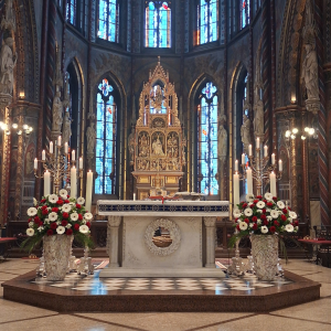 Blick auf den Altar und die Kirchenfenster einer Kirche.