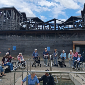 Gruppenfoto vor dem Gradierwerk mit Bewohnerinnen, Bewohnern und Begleitpersonen.