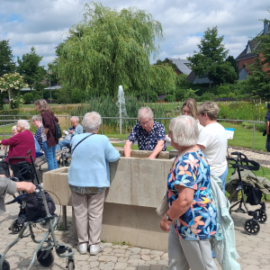 Seniorengruppe am Armbecken im Kurpark während des Ausflugs.