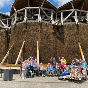 Besucherinnen und Besucher am Kneippbecken vor dem Gradierwerk.
