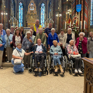 Gruppenfoto in einer Kirche während des gemeinsamen Ausflugs.