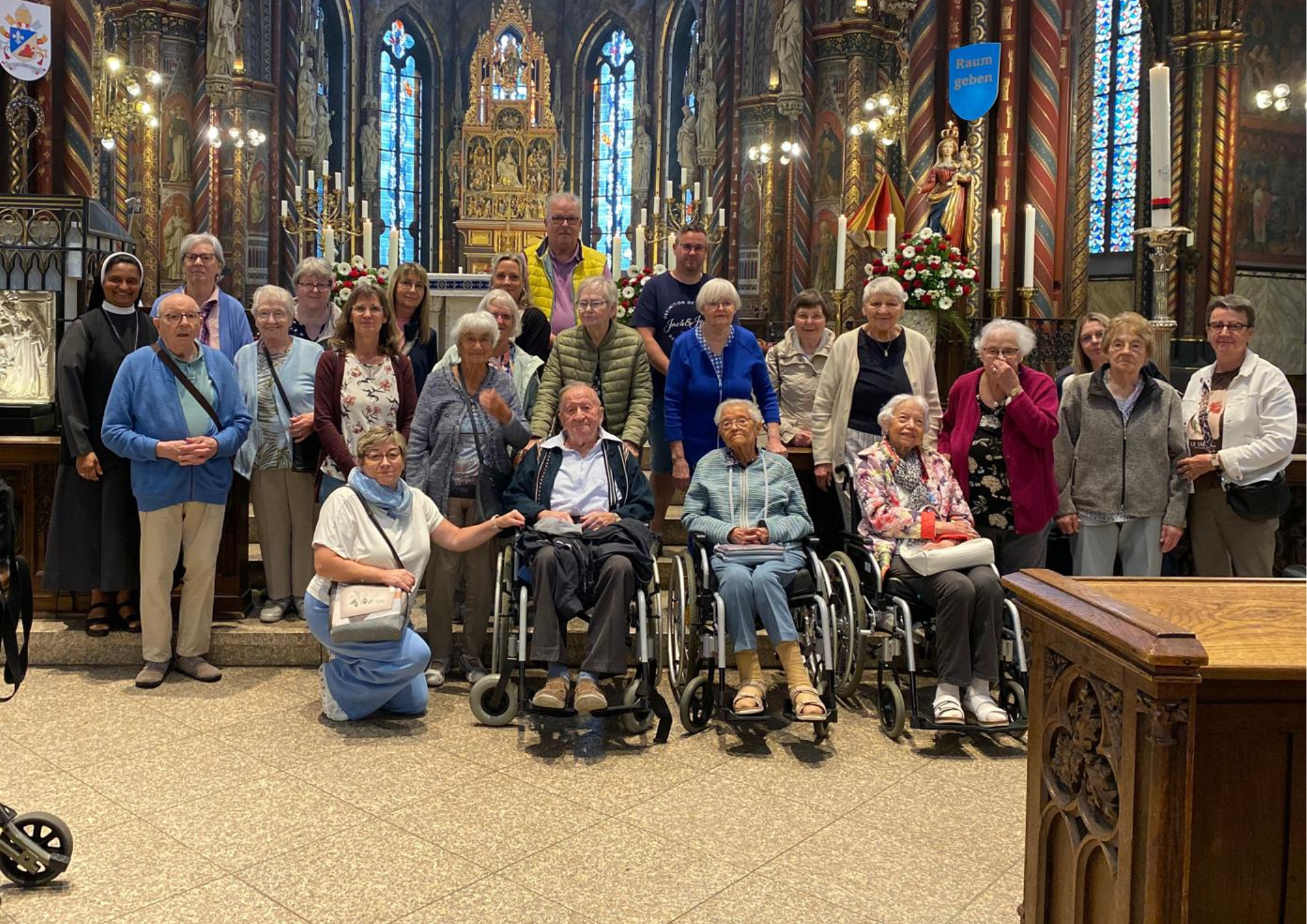 6 Gruppenfoto in einer Kirche während des gemeinsamen Ausflugs.