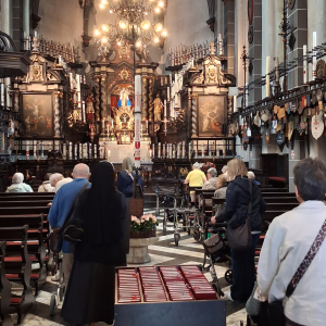 Blick auf den Altar und die Kirchenfenster einer Kirche.