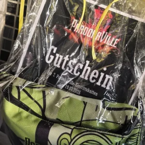 Geschenkset mit zwei Parookaville-Eintrittskarten und Festival-Bauchtasche als Gewinn.