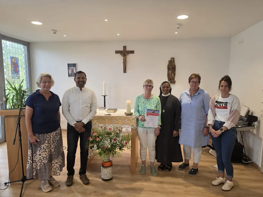 Zertifikatsübergabe in der Kapelle des Seniorenheims Mitarbeitende und Ordensvertreter stehen nach einer Zertifikatsübergabe gemeinsam in der Kapelle des Seniorenheims.