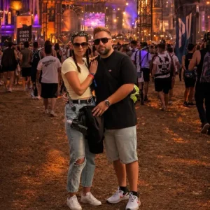 Gewinnerpaar beim Parookaville-Festival vor der Hauptbühne.