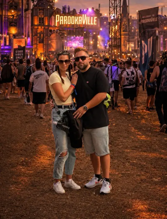 Gewinnerpaar beim Parookaville-Festival vor der Hauptbühne.