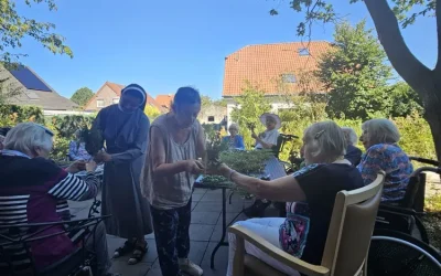 Kräuterbinden im Veronika-Haus